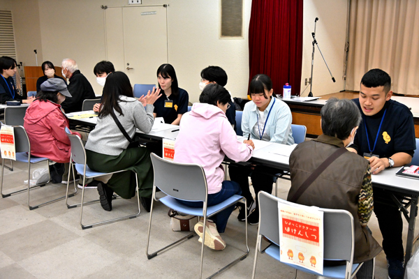 ひよっこドクターの保健室で健康相談をする参加者の画像