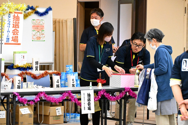 抽選会でくじ引きをする来場者の画像