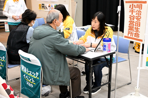 野菜摂取量チェックを行う来場者の画像
