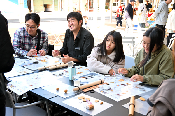 小判づくり体験を楽しむ参加者の画像