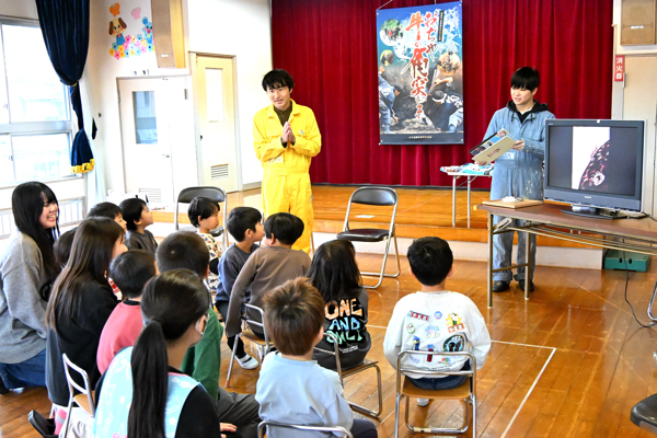 牛の角突きの特徴などを学ぶ園児の画像