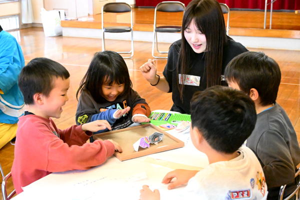 トントン角突きで遊ぶ園児たちの画像