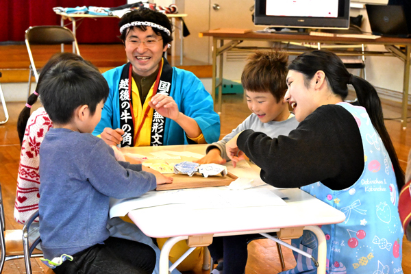 トントン角突きで遊ぶ園児たちの画像