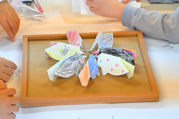 園児たちが作成した色とりどりのトントン角突きの画像