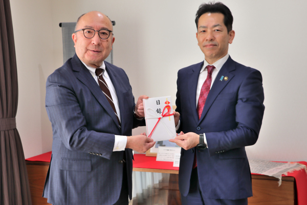 目録を持って記念撮影する宮崎市長と西川代表取締役社長の画像