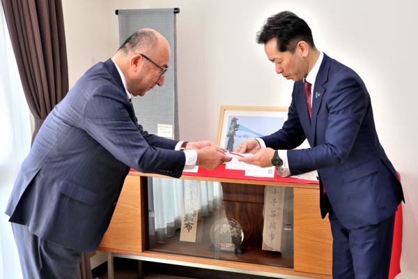 目録を渡す西川代表取締役社長と受け取る宮崎市長の画像