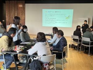 セミナーで参加者が発言している様子の画像