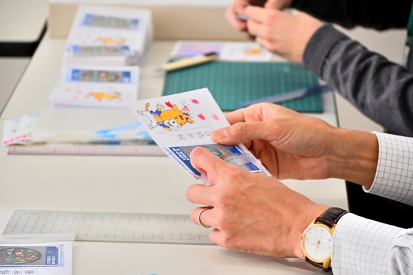 合格祈願！マンホールカードを封詰めしている画像