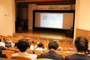 聴講するひとびと