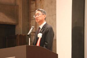 会長の齋藤氏が挨拶する様子