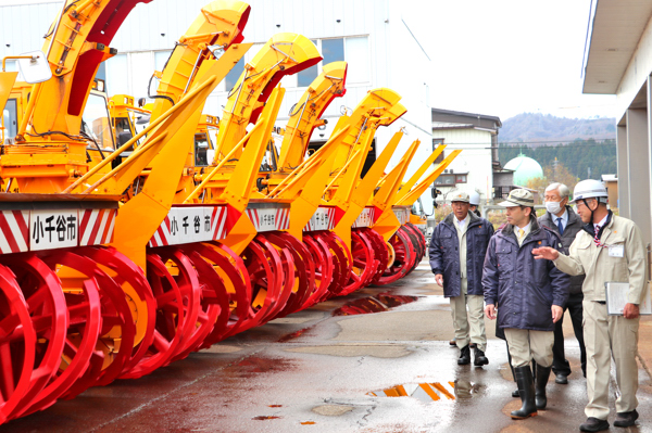 除雪車両の点検を行う宮崎市長ら出席者たちの画像