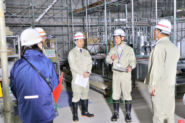 工事現場の中で建設課の担当者から説明を受ける宮崎市長らの画像