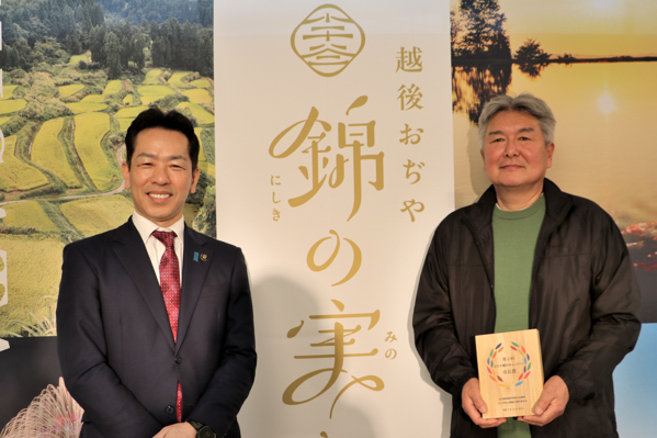 市長賞を受賞した樋口さんと宮崎市長の画像