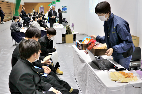 熱心に説明を聞く生徒たちの画像