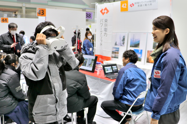 VR体験をする生徒の画像