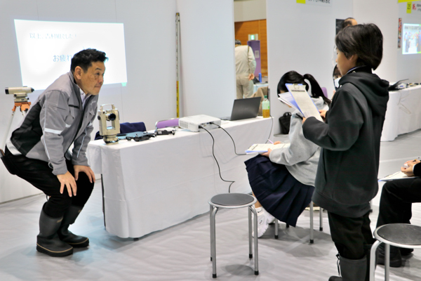 生徒からの質問を丁寧に聞く企業の画像