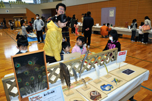 さまざまな科学体験展示を体験する来場者の画像