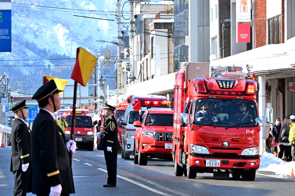 分列行進を行う消防車両の画像