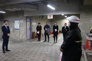 年賀状郵便配達元旦式で激励をする宮崎市長の画像