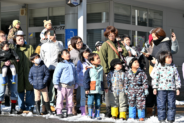 沿道で分列行進を見る市民の画像