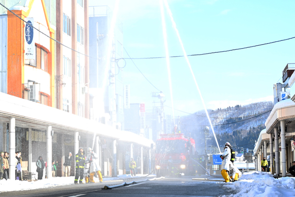 消防車両による放水の画像