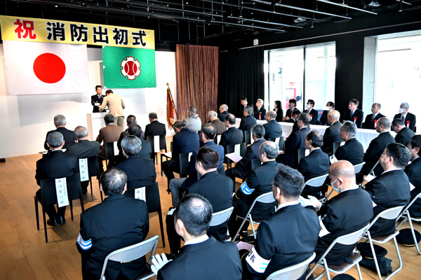 消防出初式式典で無火災表彰が行われている画像