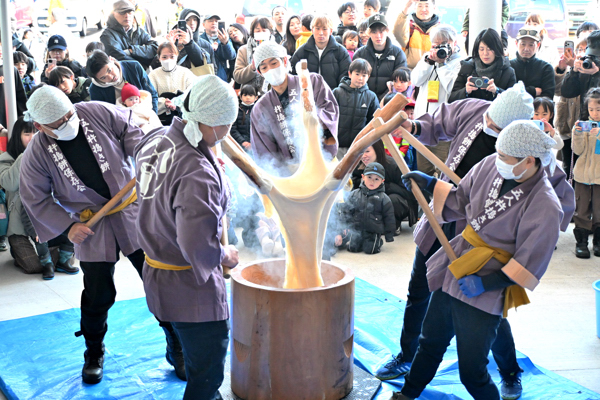 餅の花を咲かせる東山五人餅つきとおおぜいの来場者の画像