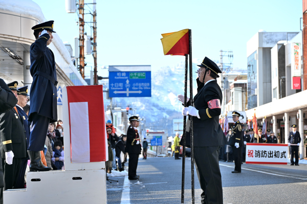 消防団に対して敬礼する宮崎市長の画像