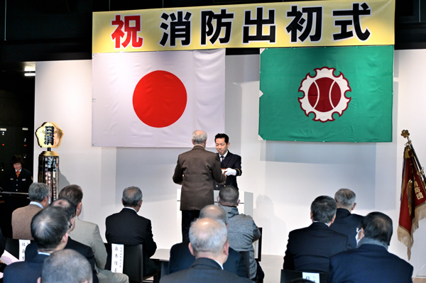 式典で無火災表彰として町内会に表彰状を手渡す宮崎市長の画像