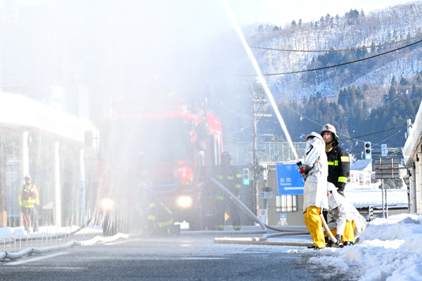 消防団による放水の画像