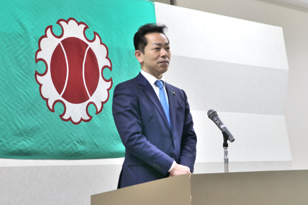 職員に向けて年頭あいさつをする市長の画像