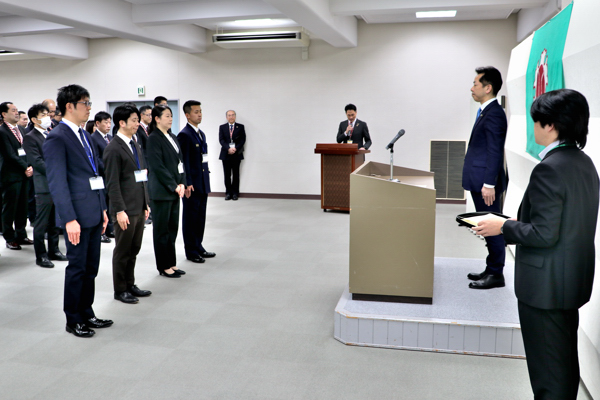 仕事改善表彰式で市長の前に受賞者が並んでいる画像