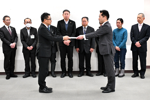 答申を受ける宮崎市長の画像