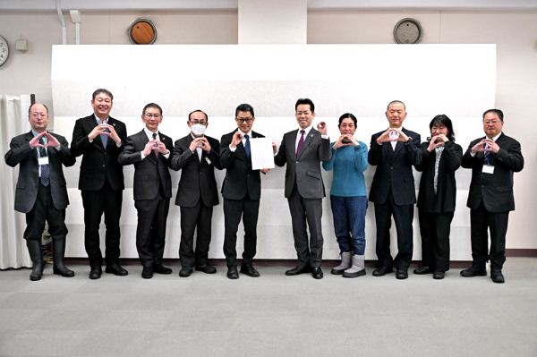 総合計画審議会委員のみなさんと宮崎市長の記念写真の画像