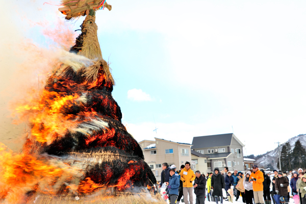 元中後なさいの神会場で燃える藁の塔を見つめる市民の方々の画像