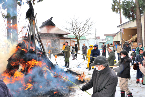 するめいかや餅をいぶす参加者の画像