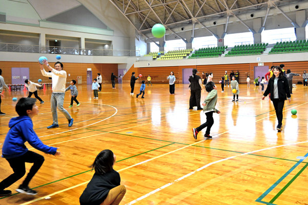 ボール遊びをする参加者の画像