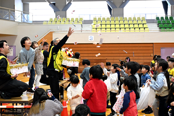 福まきでお菓子や餅がまかれている画像