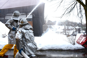 文化財防火訓練にて放水作業を行う消防隊員の画像