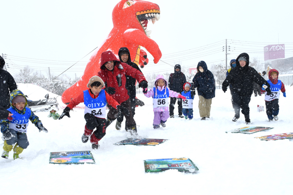 雪原でのかるた大会の様子