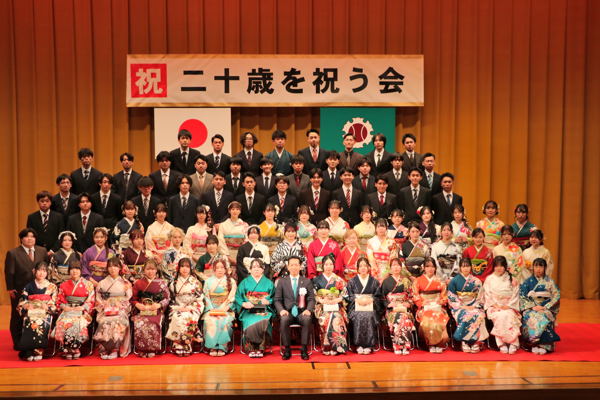 二十歳を祝う会での記念写真