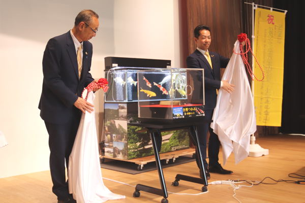 金塊つかみ体験セットがお披露目される様子