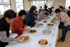 岩沢の小正月の料理を楽しむ参加者の画像