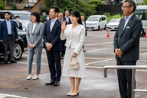 お手を振られる愛子さまの画像