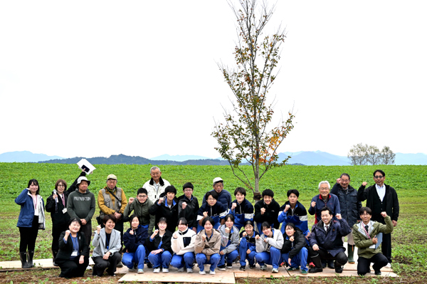 植樹祭での記念撮影の画像