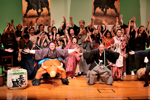 第2幕の最後でヨシターと掛け声を上げる市民オペラ合唱団の画像