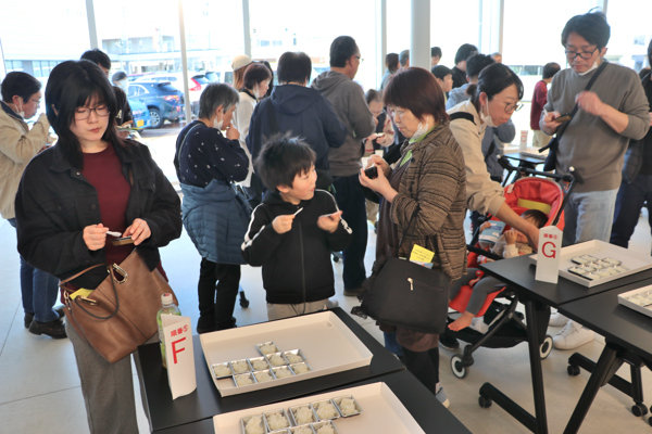 棚田米コンテストで試食する参加者たちの画像