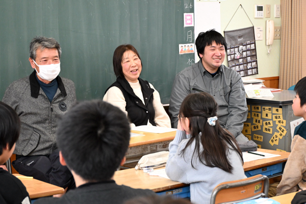 農園ビギンの生産者が児童の前で講話をしている画像