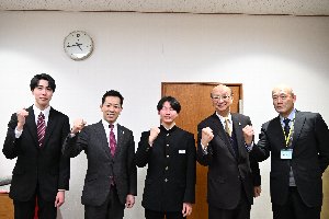 上村選手を囲む松井教育長、森田小千谷中学校長、丸田スキー部顧問と宮崎市長の画像