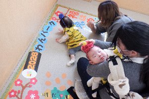 フォトスペースで写真を撮影する親子の画像